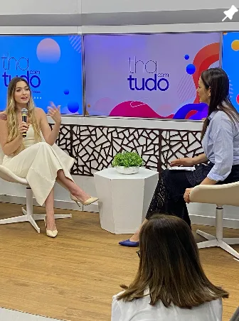 Drielle Alvarenga em entrevista no programa Tudo com Clara Stalaski